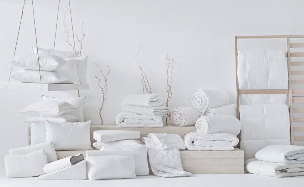 Домашний текстиль на белом фото