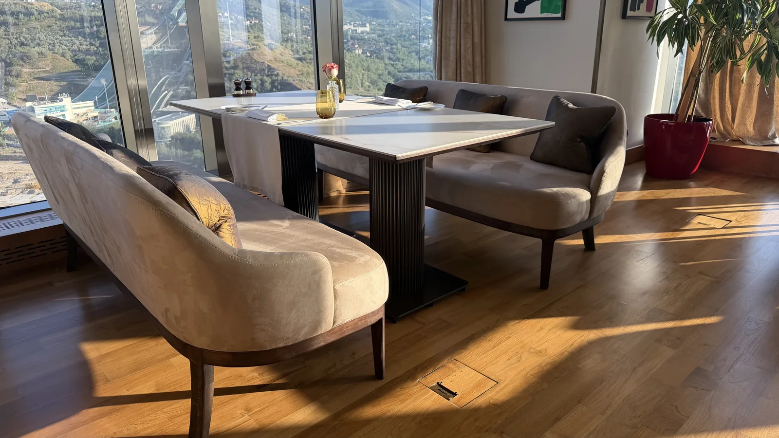 The Ritz-Carlton · Vista